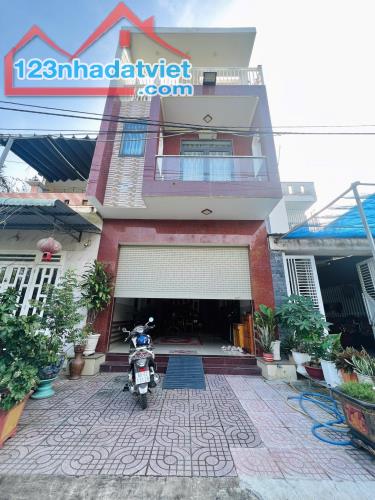 Nhà 2 lầu 1 tum diện tích 95m² riêng thổ cư 100% Gần Khu dân cư Tân Phong