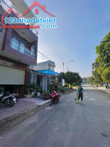 Nhà 2 lầu 1 tum diện tích 95m² riêng thổ cư 100% Gần Khu dân cư Tân Phong - 1