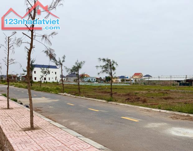 Em còn hai lô giao phong giao thủy 100m2 sát biển hơn 1 tỷ