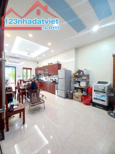 Bán nhà Phố Ngô Gia Tự 200m2 x 4 tầng sân vườn trước sau, Ô tô tránh - 2