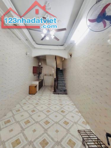 Cho thuê nhà ngõ 3 gác phố Thanh Nhàn - Hai Bà Trưng 30m x 5 tầng, 3N3VS giá 10 triệu