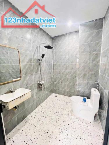 Chú em đi Mỹ định cư nên để lại căn nhà gần bên trục 16, DT 5x27, giá trả trước chỉ 700tr - 4