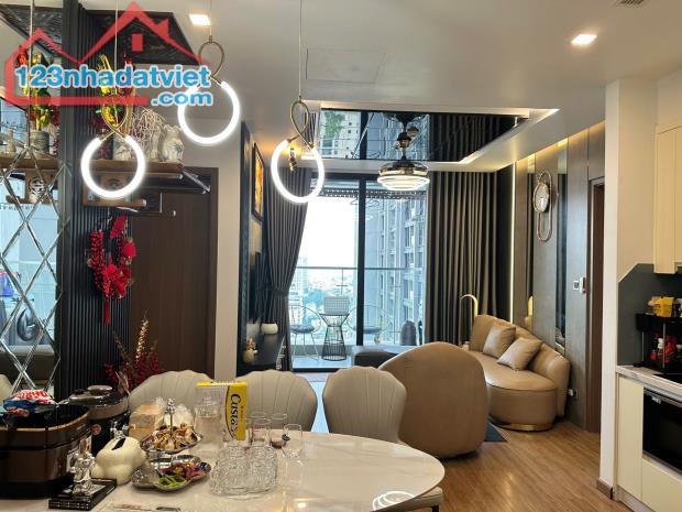 Căn đẹp tầng trung view hồ Tây 2PN 74m2 full nội thất cao cấp tòa M2 Metropolis ở cho thuê