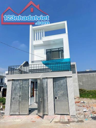 Nhà mới xây 1 lầu 1 trệt 3.2 tỷ/90 m2 sát chợ hóa An