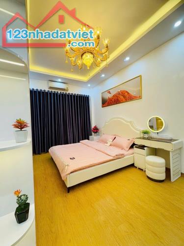 Bán Nhà Hoàng Ngọc Phách --- Oto Đỗ Sát Nhà --- Hàng Xóm TRí Thức -- Sổ đỏ Nét Căng - 3
