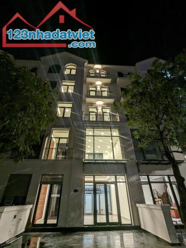 Cho thuê nhà 5 lầu đường nội bộ Vinhomes Grand Park Quận 9