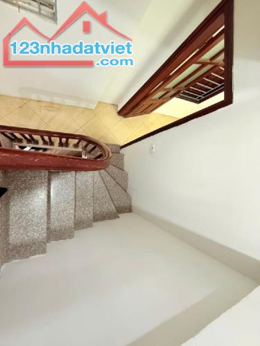 Bán nhà Đê La Thành, 31m2 4T 6,45 Tỷ, 10m ra oto, Lô Góc, Dân Xây, An Sinh ĐỈNH CHÓP