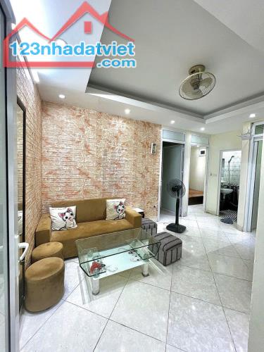 Bán chung cư phố Tây Sơn. Sổ đỏ; Dt: 52 m2, Giá 1.69 tỷ (giá chuẩn, thật) và còn nhà. Full - 1