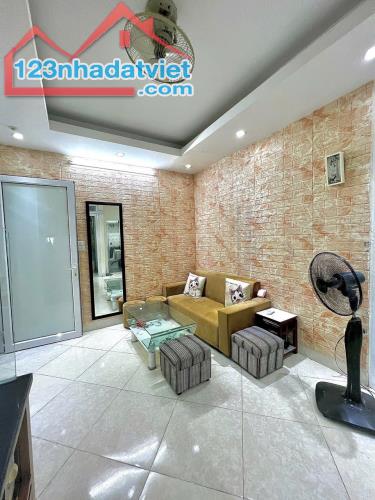 Bán chung cư phố Tây Sơn. Sổ đỏ; Dt: 52 m2, Giá 1.69 tỷ (giá chuẩn, thật) và còn nhà. Full - 2