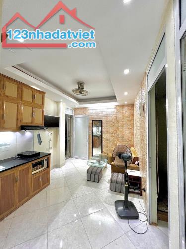 Bán chung cư phố Tây Sơn. Sổ đỏ; Dt: 52 m2, Giá 1.69 tỷ (giá chuẩn, thật) và còn nhà. Full - 3