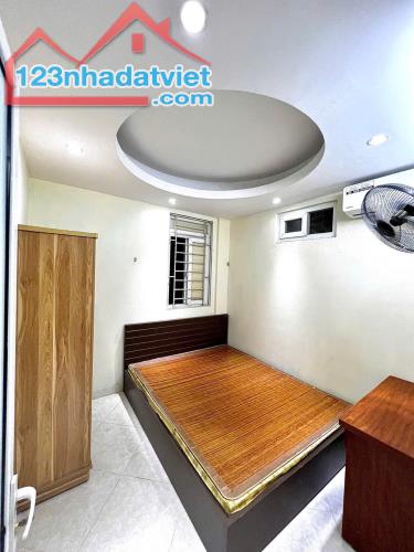 Bán chung cư phố Tây Sơn. Sổ đỏ; Dt: 52 m2, Giá 1.69 tỷ (giá chuẩn, thật) và còn nhà. Full - 4