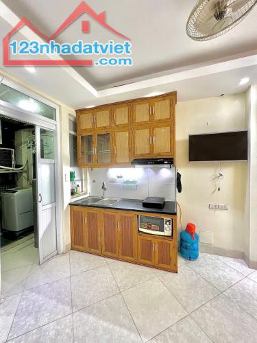 Bán chung cư phố Tây Sơn. Sổ đỏ; Dt: 52 m2, Giá 1.69 tỷ (giá chuẩn, thật) và còn nhà. Full - 5