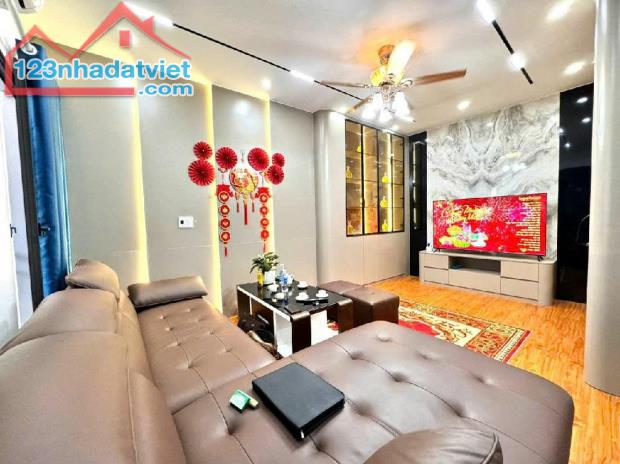 🏠 Bán Nhà 7 Tầng, Phố Yên Hòa, Ngõ Thông 💰 Giá: 9.8 tỷ VND