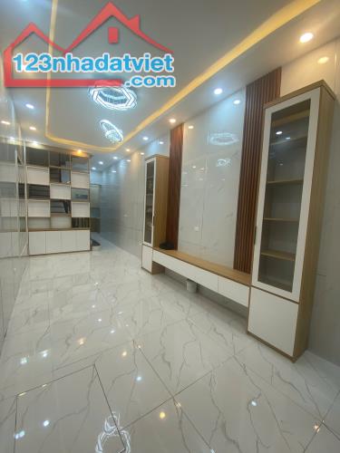 LƯƠNG ĐỊNH CỦA - ÔTÔ QUA NHÀ - 1 NHÀ RA PHỐ - KINH DOANH Ở SƯỚNG 43m2, 5tầng, giá 10.9tỷ