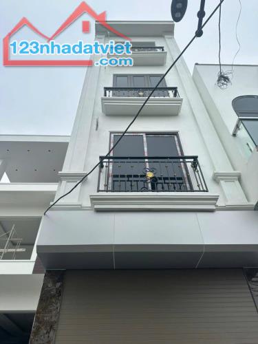 BÁN NHÀ ĐỘI CẤN 40M2 - Ô TÔ ĐỖ - NHÀ 5 TẦNG - GIÁ CHỈ 7.9 TỶ