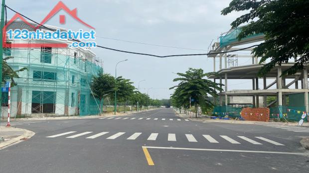 Bán nhà phố thương mại Hòa Lợi, giá rẻ chỉ 2,66 tỷ, đầu tư sinh lời cao!
Affordable - 4