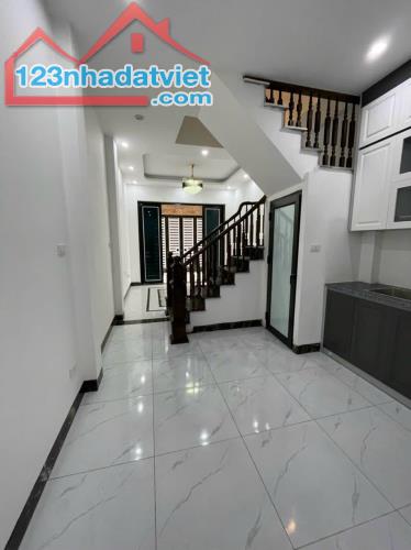 Bán nhà Biên Giang, ô tô lùi cửa. 5 tầng (30m2) giá chỉ 3.3 tỷ. 1km ra Ql6. Lh 0966929600 - 1