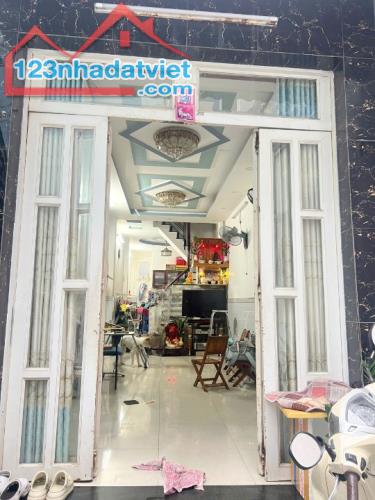 Nhà 3 tầng hẻm 141 Tám Danh P4Q8 - Giá : 4.2 Tỷ (TL)