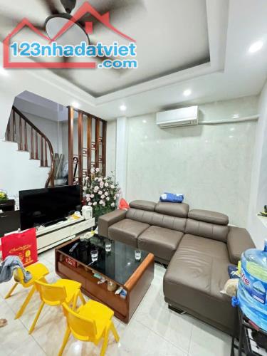 NHÀ ĐẸP Ở NGAY NGỌC THUỴ 30M2 x 5T FULL NỘI THẤT Ở NGAY ÔTÔ 10M. 6,3TỶ