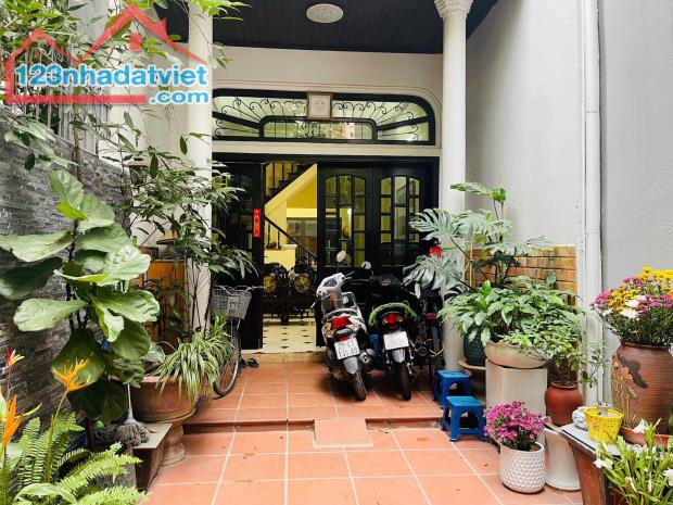 Bán nhà Cầu Giấy. Dt 79m*4T, Mt 4,2m, 24Tỷ. Gaza 7 chỗ, ngõ thông, nhà dân xây đẹp ở sướng