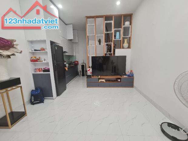 Bán nhà Khâm Thiên, 30m2 5T 5,75 tỷ, full nội thất, Cực Thoáng, Lô Góc, 20M ra Phố, Ở NGAY