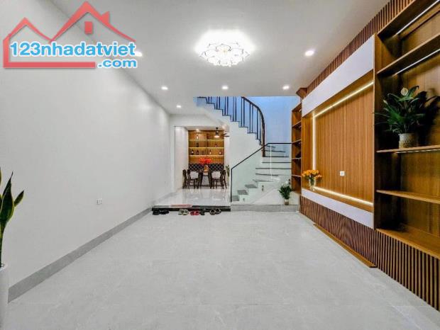 NHÀ gần ĐH BÁCH KINH XÂY 50m2 -PHÂN LÔ ÔTÔ TRÁNH, DỪNG ĐỖ VÀO NHÀ -THANG MÁY CHỜ -NHÀ ĐẸP