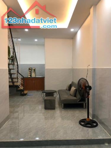 TRƯỜNG SA- TÂN BÌNH - 45M² - NHÀ 3 TẦNG - BTCT - HẺM THÔNG THOÁNG - NHỈNH 5 TỶ. - 1