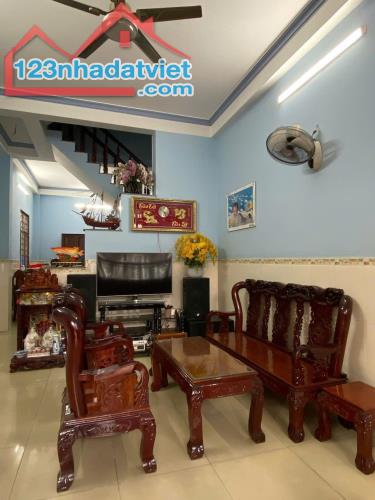 🏡 nhà 3 tầng, 4 phòng ngủ, 10 phòng trọ, giá 6 tỷ – Sở hữu ngay tại Dĩ An, Bình Dương!