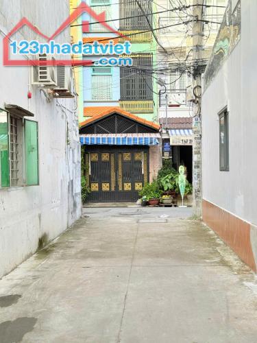 Bán Nhà Trung Chánh, 50m2, 2 tầng,3PN, 1 xẹt ngắn , Hẻm xe hơi, giá có 3,59 tỷ - 2