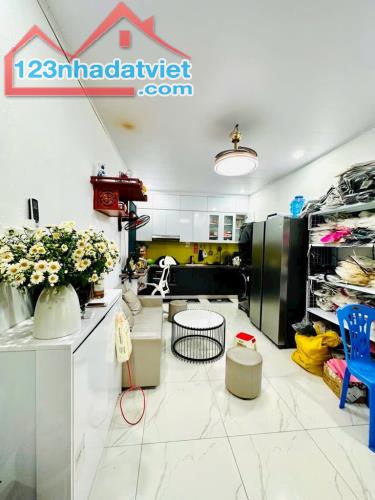 Âu Cơ - Tây Hồ - 10m ô tô tránh đỗ - Kinh doanh - Nhà đẹp đón tết - 32m - Chào 2.1 tỷ có T