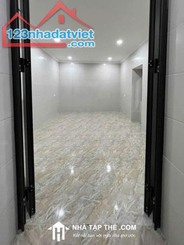 BÁN NHÀ TẬP THỂ PHỐ 8/3 - HAI BÀ TRƯNG - DIỆN TÍCH 65M2 - GIÁ 3.65 TỶ - LÔ GÓC - KINH DOAN - 4