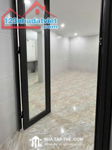 BÁN NHÀ TẬP THỂ PHỐ 8/3 - HAI BÀ TRƯNG - DIỆN TÍCH 65M2 - GIÁ 3.65 TỶ - LÔ GÓC - KINH DOAN - 5