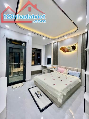 Bán nhà đẹp full nội thất đón Tết, 62m2, 4 tầng 4PN 5WC, sân thượng view LM81 và Bitexco