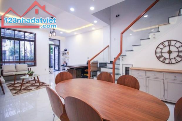 Gấp bán nhà Thủ Đức, 4 tầng, gần Lakeview City, Quận 2, dt 100m2 chỉ 17 tỷ.