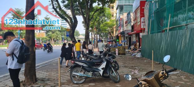 Cho thuê tầng 1 mặt phố Hoàng Quốc Việt 65 m2 kinh doanh các mặt hàng .... Giá thuê 30 tri