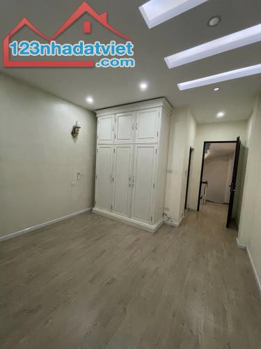 Cho thuê nhà riêng 5 tầng ở Đàm Quang Trung, Long Biên, Hà Nội. S=35m2.Gía: 8tr/th - 4
