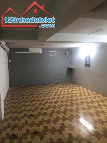 Cho thuê nhà 3 lầu, 5 x 16m, góc 2MT đường Tạ Quang Bửu, P6 - 2