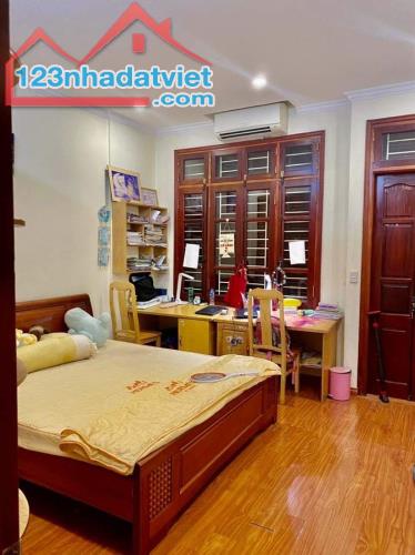cần bán căn nhà nguyễn xiển , thanh xuân 55m gíá 13 tỷ ô tô đỗ cửa.