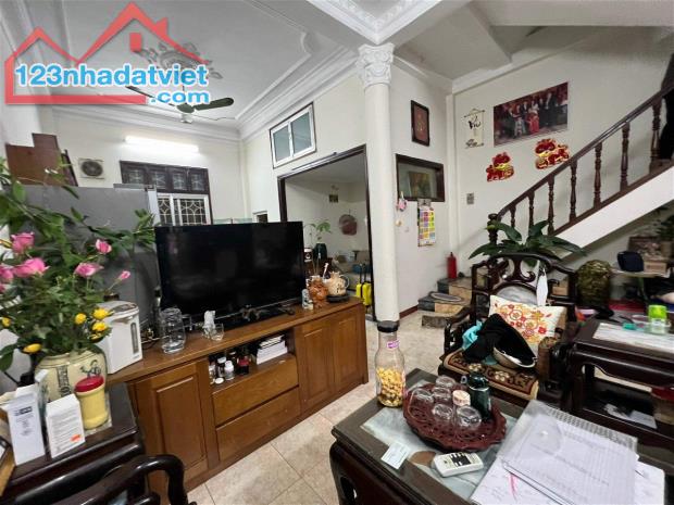Cần bán gấp nhà phân lô phố Trần Quốc Hoàn 80m2, 4T, mt 6m,ô tô tránh,