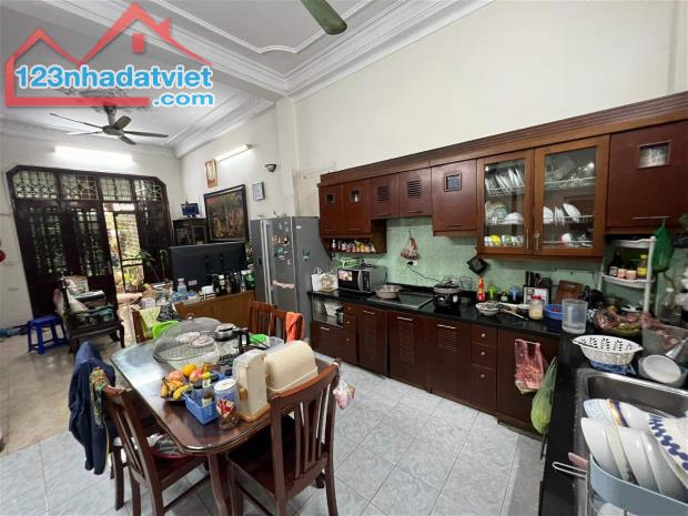 Cần bán gấp nhà phân lô phố Trần Quốc Hoàn 80m2, 4T, mt 6m,ô tô tránh, - 2