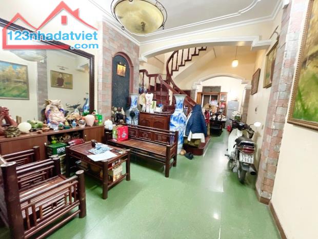 Cần bán nhà phân lô phố Trần Quốc Hoàn 50m2, 5T, ô tô tránh, gần mặt phố , nhỉnh 16 tỷ