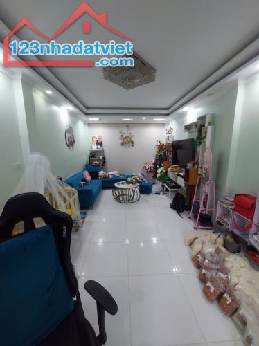 Bán nhà Ngõ 277 Vũ Tông Phan, Phân Lô Ô tô tránh, 40m2, 6T, 5PN, thoáng mát- 7.8 Tỷ - 4