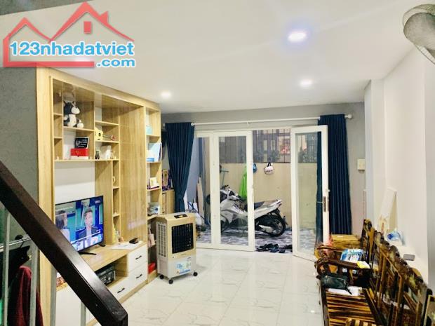 Gấp bán nhà Quận 1, 5 tầng, chỉ 28 tỷ, dt 80m2, gần Mặt tiền Nguyễn Văn Thủ. - 2