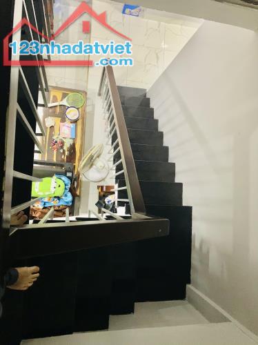 Gấp bán nhà Quận 1, 5 tầng, chỉ 28 tỷ, dt 80m2, gần Mặt tiền Nguyễn Văn Thủ. - 3