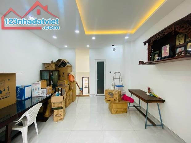 Chủ bán gấp, nhà 3 tầng, 169m2 đất, chỉ 14 tỷ 850, ngay chợ Bà Chiểu - 1