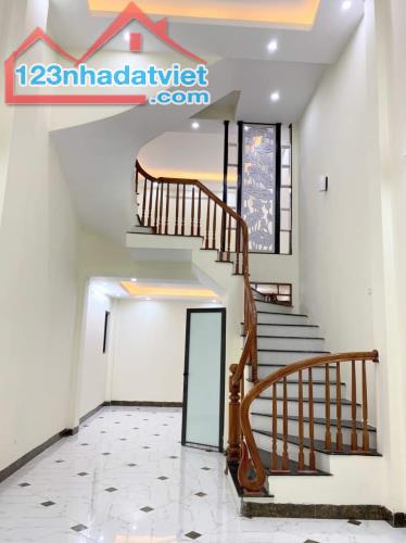 Bán nhà Hữu Hoà, Thanh Trì, Hà Nội DT 35m 5 tầng 2,75 tỷ. Gần ô tô