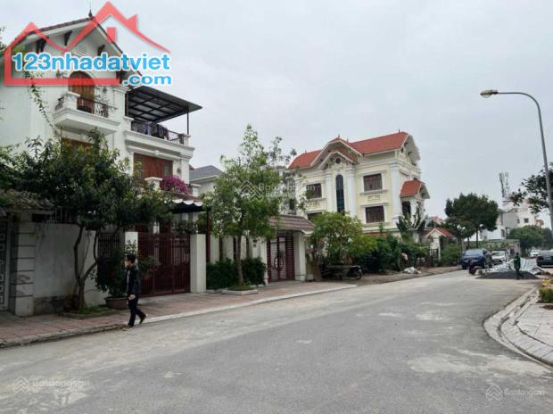 Bán đất trung tâm Trâu Quỳ khu 31ha -140m2 Mtien 7m, vài bước ra hồ 9ha.0982852808 - 2