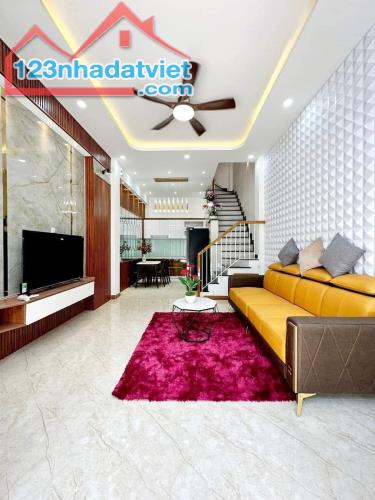 Chính chủ cần tiền bán gấp nhà Nguyễn Chí Thanh, P.12, Quận 5. Giá 2tỷ860. Hẻm ô tô. DT48m - 1