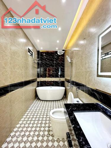 Chính chủ cần tiền bán gấp nhà Nguyễn Chí Thanh, P.12, Quận 5. Giá 2tỷ860. Hẻm ô tô. DT48m - 3