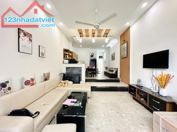 Gấp bán nhà 4 tầng, dt 80m2, Mặt tiền phố ẩm thực Phan Xích Long, Phú Nhuận.